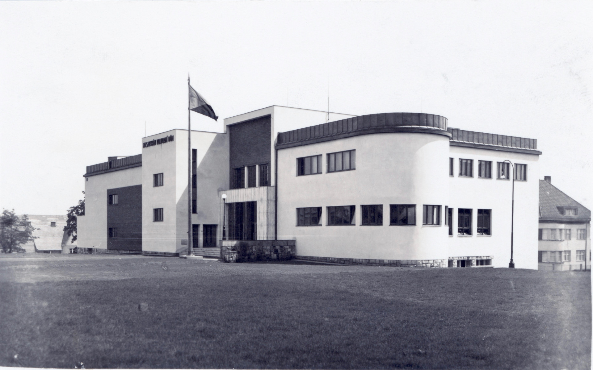Kulturní domy se neobjevily až za socialismu. V knize vidíme vývoj od národních domů z počátku 20. století přes stavby první republiky. Na fotografii Masarykův kulturní dům v Mělníku z let 1930–1936. Autoři Jan Bohuslav Zelený, Josef Širc, Bedřich Zeman.
