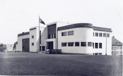 Kulturní domy se neobjevily až za socialismu. V knize vidíme vývoj od národních domů z počátku 20. století přes stavby první republiky. Na fotografii Masarykův kulturní dům v Mělníku z let 1930–1936. Autoři Jan Bohuslav Zelený, Josef Širc, Bedřich Zeman.
