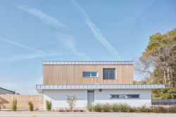 Rodinný dům u Pardubic, 0,5 Studio: Do ulice statický, do zahrady členitý. Tak by se ve zkratce dal popsat rodinný dům u Pardubic