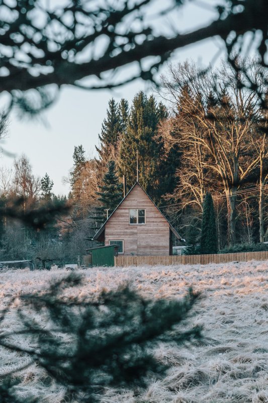 Chata Skelná Huť, re:architekti: Architekti se rozhodli pokračovat v duchu lokálního kontextu a rozvinout hodnoty místa.