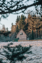 Chata Skelná Huť, re:architekti: Architekti se rozhodli pokračovat v duchu lokálního kontextu a rozvinout hodnoty místa.