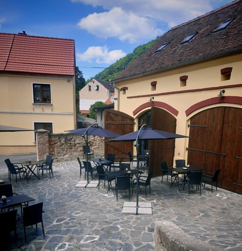 Chátrající areál bývalé kovárny v centru obce Povrly se proměnil v cukrárnu.