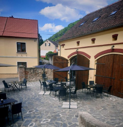 Chátrající areál bývalé kovárny v centru obce Povrly se proměnil v cukrárnu.