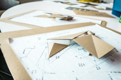 Daniel Zerzán navrhl geometricky tvarovanou čerpací stanici v pražské Uhříněvsi