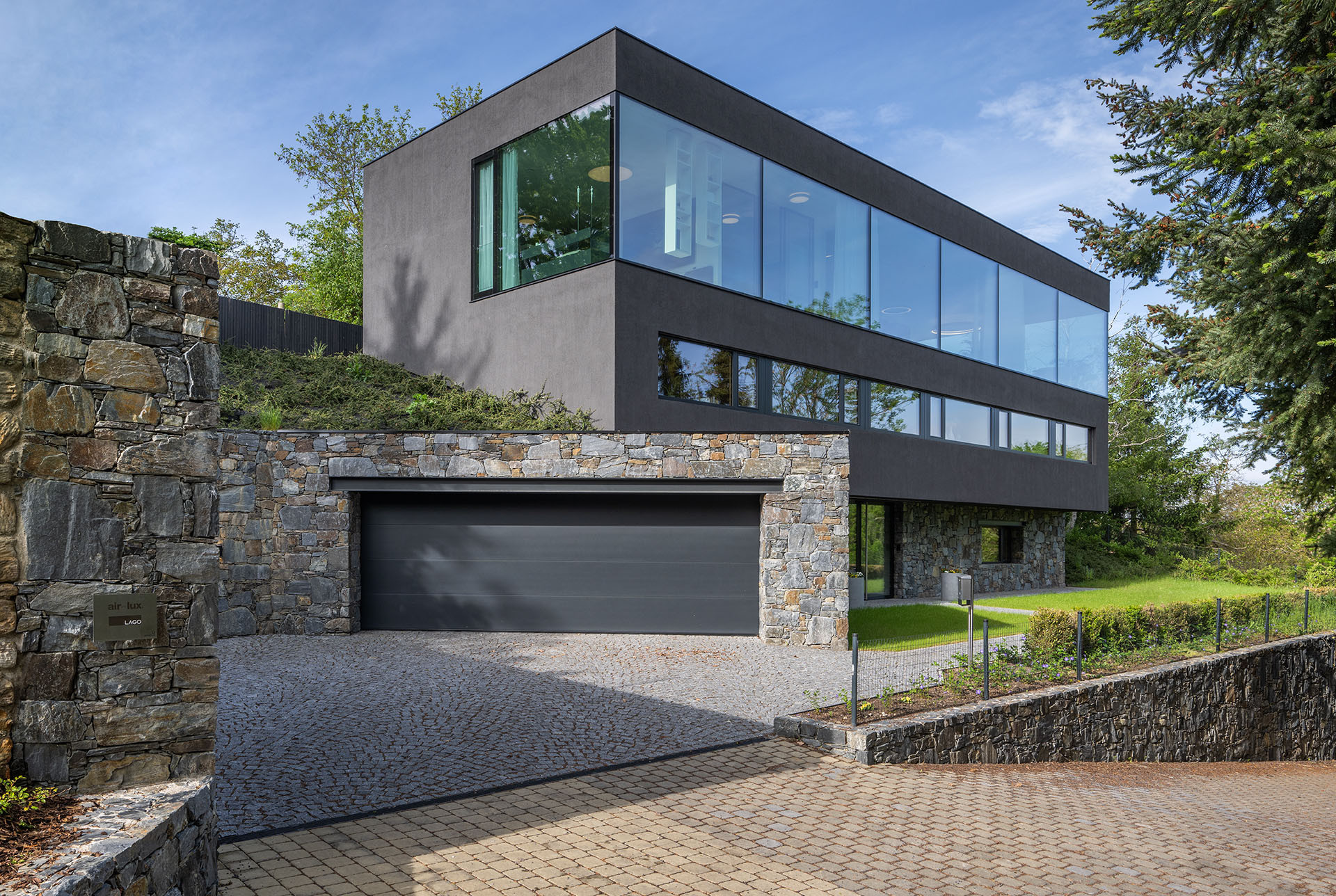 Vila air-lux Showhouse Praha vás přesvědčí o nekompromisní kvalitě špičkového vnitřního komfortu jako důsledku 100% těsnosti unikátního patentovaného vzduchového těsnění air-lux.