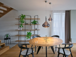 Rodinný dům a sídlo firmy Eko Modular hned vedle sebe - vše z modulů.