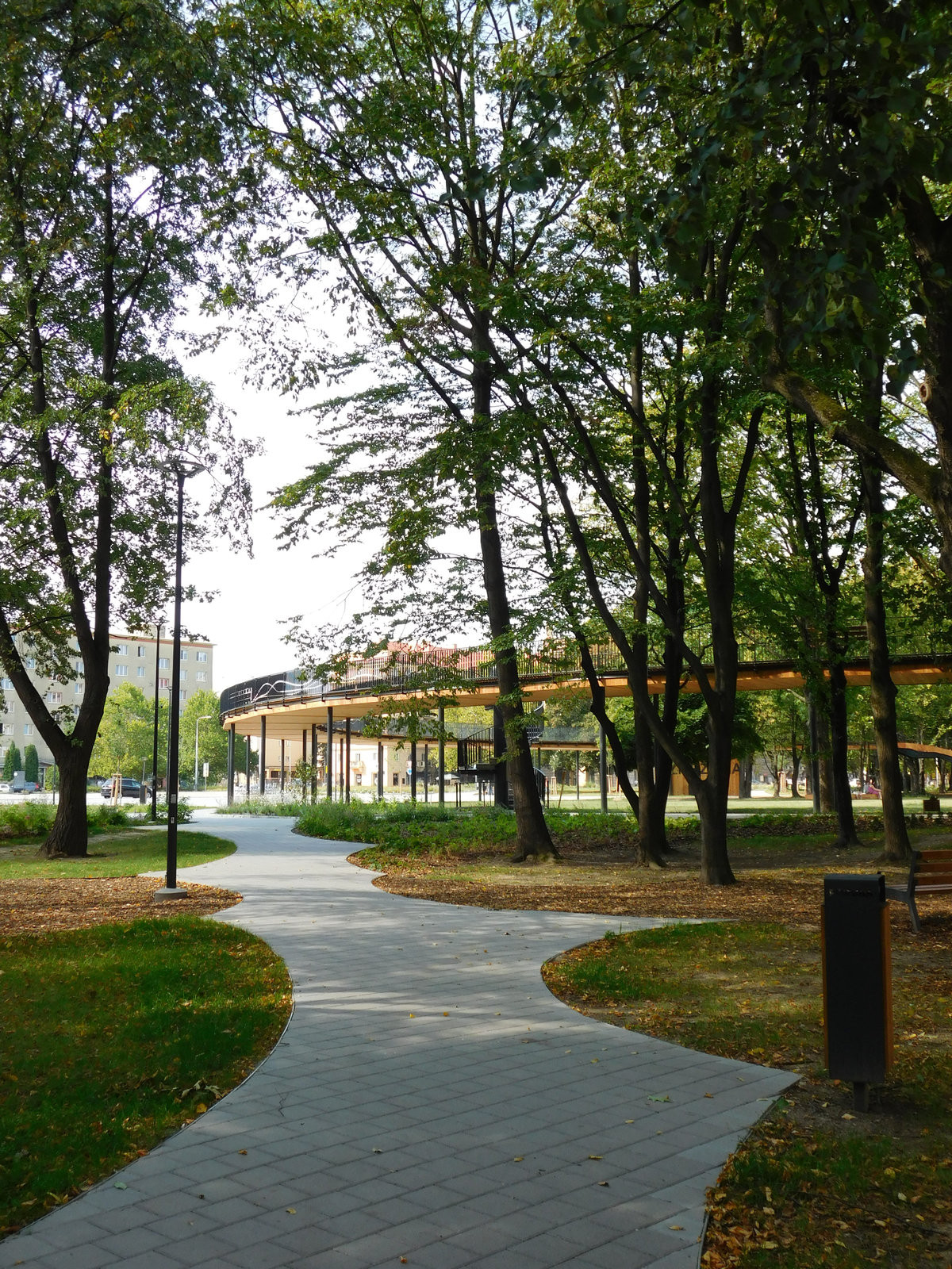 Kruhovité ostrůvky zeleně mezi sebou svírají nepravidelné cestičky.