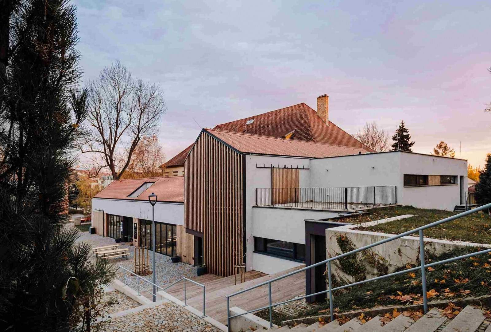 Knihovna ve Šlapanicích, Milan Podroužek a spolupracovníci: „Městský park ve Šlapanicích je přirozeným centrem společenského života, místem setkávání. Takový chce být i tento dům. Není okázalý. Svým jednoduchým tvaroslovím odpovídá budovám v podzámčí,“ popisují realizaci autoři