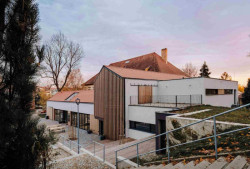 Knihovna ve Šlapanicích, Milan Podroužek a spolupracovníci: „Městský park ve Šlapanicích je přirozeným centrem společenského života, místem setkávání. Takový chce být i tento dům. Není okázalý. Svým jednoduchým tvaroslovím odpovídá budovám v podzámčí,“ popisují realizaci autoři