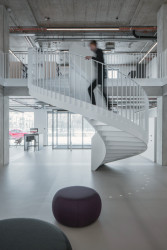 Městská knihovna v Praze na Petřinách, studio MONOM: Atriu dominuje točité schodiště.