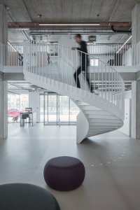 Městská knihovna v Praze na Petřinách, studio MONOM: Atriu dominuje točité schodiště.