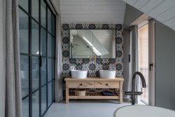 Výrazná dekorativní stěna protipólem minimalistického designu (Rodinný dům v Břevnově; OTA atelier)