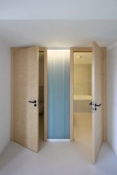 Nová příčka s využitím copilitu (Řadový dům v Čimicích, Plus One Architects)