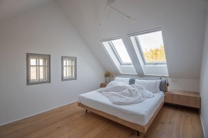Skvadra architekti - Přestavba stavení v severních Čechách: Ložnice rodičů v původním stavení