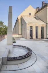 Žulový obelisk se jmény svatého Víta, Vojtěcha a Václava, patronů kapituly