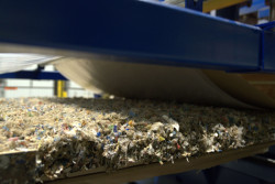 Výroba dveří Nanoverde z recyklovaných nápojů