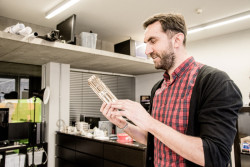 Ing. arch. Vojtěch Dvořák při práci na modelu - možná podoba hrobové kaple sv. Vojtěcha na Pražském hradě