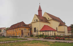 Kapucínský klášter s klášterní zahradou v Žatci před obnovou.