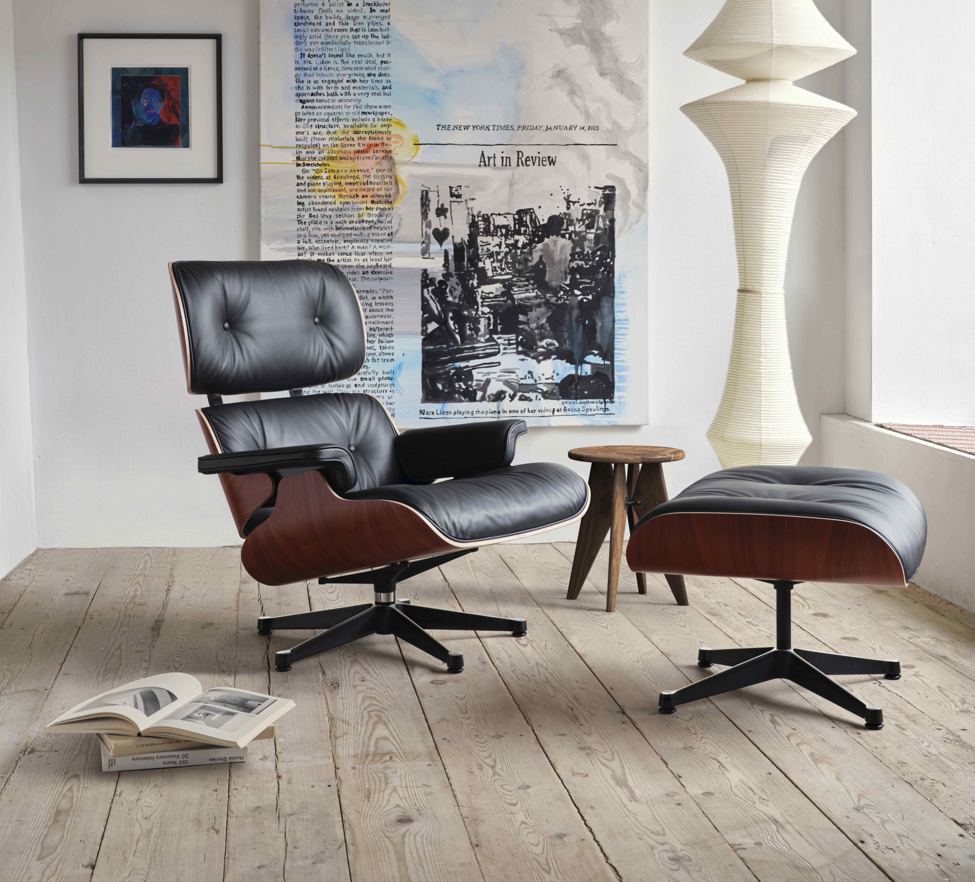 Eames Lounge Chair s podnožkou Ottoman, design: Charles a Ray Eamesovi (výřez z fotografie)