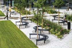 Lavička Vera Solo byla navržená tak, aby se dala snadno integrovat do prostředí historického i současného. A tak jí také architekti používají.