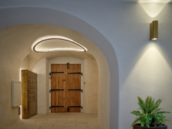 V přízemí se nacházejí poštovní schránky z patinované mosazi. (Rekonstrukce měšťanský dům na Valdštejnském náměstí, Formafatal)