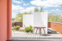 Od 8. 6. do 31. 8. 2023 bude Volmanova vila v Čelákovicích hostit výstavu českého designéry Jindřicha Halabaly