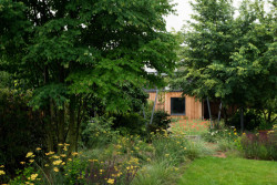 Barbora Léblová navrhla zahradní domek se saunou, relaxačním prostorem a terasou na pražském Slivenci