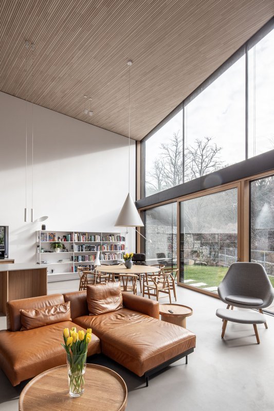Když vstoupíte do domu v přízemí, interiér plynule pokračuje do prostorného obývacího pokoje. (Dům Devín, plusminusarchitects)