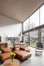 Když vstoupíte do domu v přízemí, interiér plynule pokračuje do prostorného obývacího pokoje. (Dům Devín, plusminusarchitects)