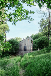 Tři domky v CHKO Šumava od Sokoban studio