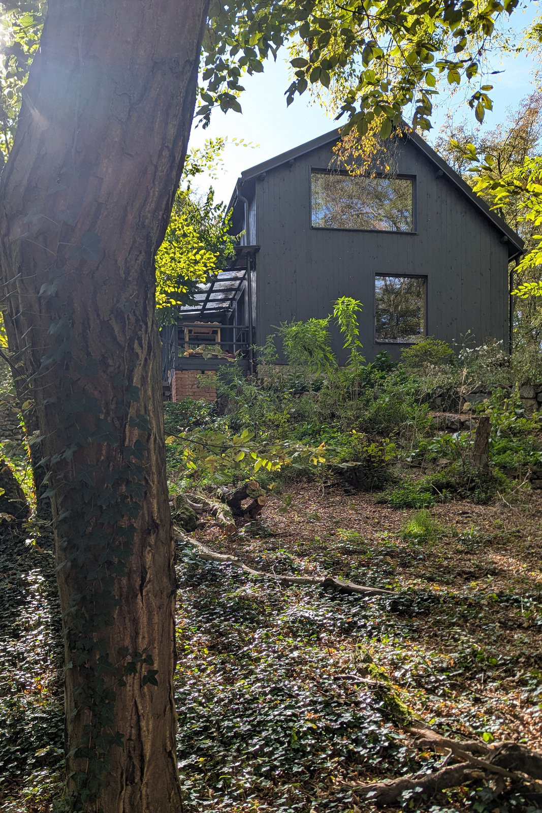 Nová okna do hlavní obytné místnosti a do podkroví (Rekonstrukce chalupy se zachováním Genia Loci; The Builders)