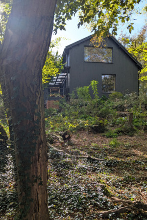 Nová okna do hlavní obytné místnosti a do podkroví (Rekonstrukce chalupy se zachováním Genia Loci; The Builders)