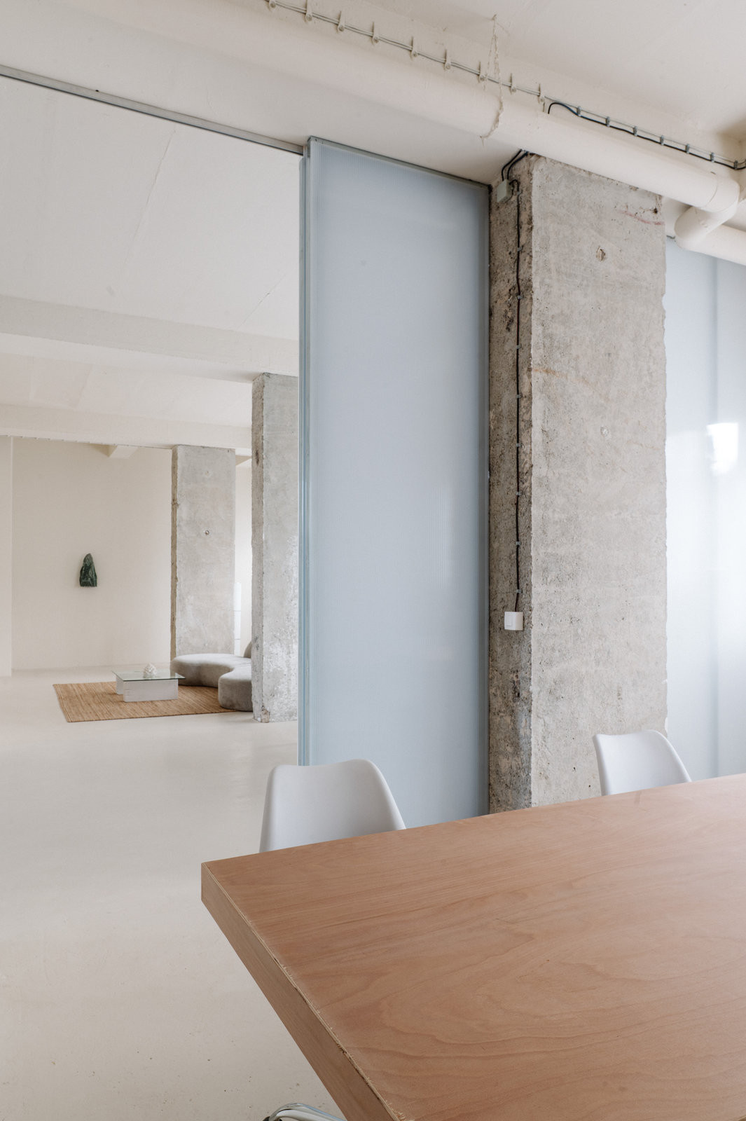 Prostor zasedací místnosti lze uzavřít posunvými dveřmi. (Kreativní studio v socialistických prostorech; Absurd Studio)