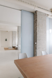 Prostor zasedací místnosti lze uzavřít posunvými dveřmi. (Kreativní studio v socialistických prostorech; Absurd Studio)