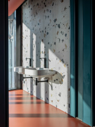 Mjölk architekti ve spolupráci s interiérovou designérkou Jitkou Třmínkovou navrhli jídelnu děčínské firmy RYKO.