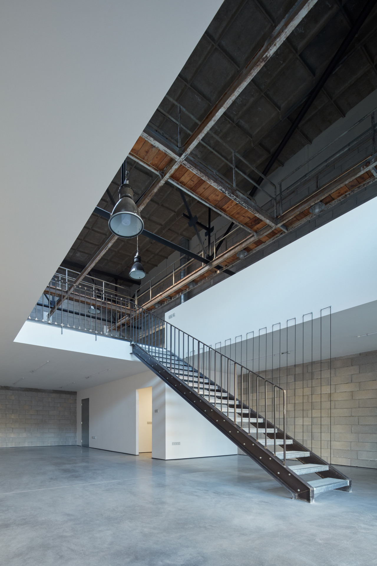 Konverze průmyslového objektu na kreativní prostor Barevna