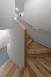 Pohled na schodiště (Rodinný dům v Senici na Hané, TŘI.ČTRNÁCT architekti)