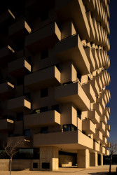 Zaujal je na nich princip vrstvení a posunů, které mají schopnost do masy vnést motiv ozvláštnění. (Tower 15 v Leça da Palmeira v Portugalsku, OODA)