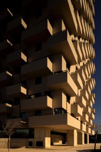Zaujal je na nich princip vrstvení a posunů, které mají schopnost do masy vnést motiv ozvláštnění. (Tower 15 v Leça da Palmeira v Portugalsku, OODA)
