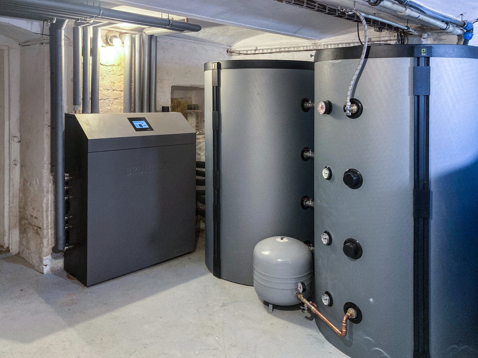 Hlavním zdrojem tepla jsou tedy teplovodní kachlová kamna na dřevo, doplněná o fotovoltaiku a záložní elektrokotel. (Rekonstrukce Tauhaus; studio Olgoj Chorchoj)