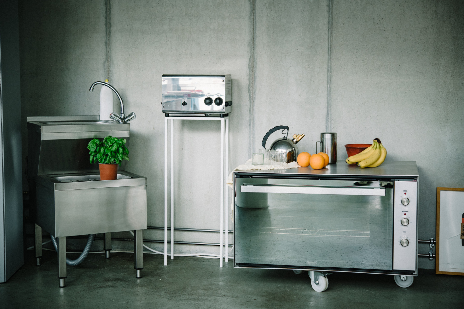 Atypická kuchyně jednotlivých separátně rozmístěných objektů v prostoru. Do popředí je stavěna formální i materiálová pravdivost a scénografická práce s objektem a prostorem