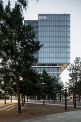 Na místě brněnského brownfieldu Vlněna vyrostl kancelářský komplex. Studio acht zde postavilo patnáctipodlažní prosklenou budovu s označením I.