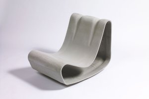 Vláknocement je materiál, který se hodí na fasády i střechy, dále také na podhledy, stěny, na šachty, balkony a třeba i v saunách. Dá se navíc recyklovat a architekti ho využívají čím dál tím častěji.