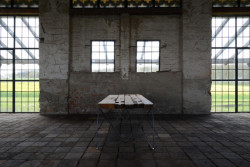 ORA, Stůl ztrámů – foto