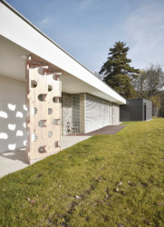 Ta se navíc rozděluje na dvě části – jednu bíle omítnutou, druhou obloženou dřevem