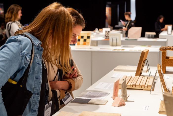 Expozice vytváří platformu pro objevování netradičních materiálových možností a zároveň podporuje mezioborovou výměnu znalostí a inspirací mezi profesionály.