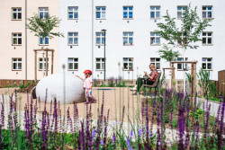  (ateliér YYYY, park U Uranie)