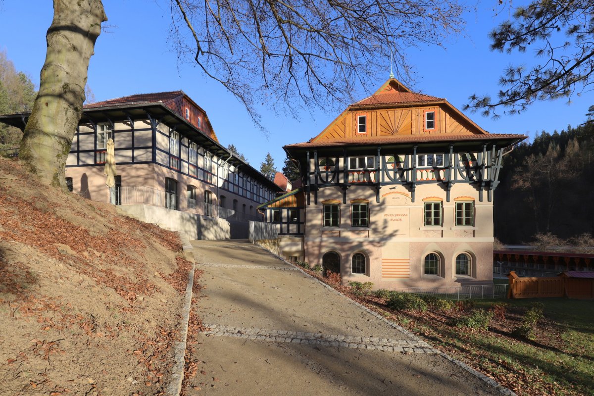 Vodoléčebný ústav (vpravo) a budova bývalé lázeňské prádelny a kotelny (vlevo) (Sluneční lázně v Luhačovicích, TRANSAT architekti)
