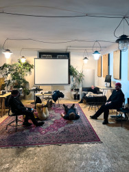 Rozhovor se tentokrát uskutečnil k večeru ve společnosti lahvového piva. Bylo veselo, jak lze vidět na společné performativní fotografii. Zleva: Adam Dvořák, Oskar Madro, Odřej Machač, Šimon Semerák a Štěpán Perný