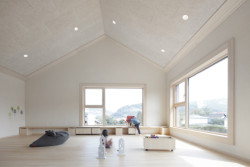 Padevilla architects - Vzdělávací centrum v malé rakouské obci: Velkoformátová okna umožňují dětem neustálý kontakt s jedinečnou krajinou podhůří Alp